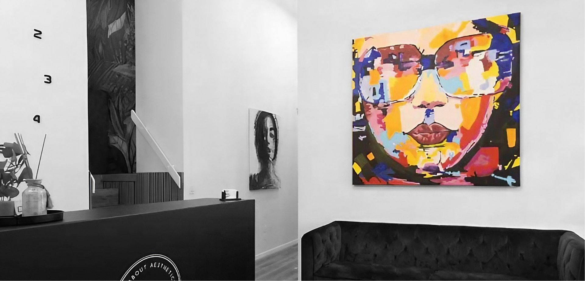 Buntes Kunstporträt an einer Wand in unserem Kosmetikstudio