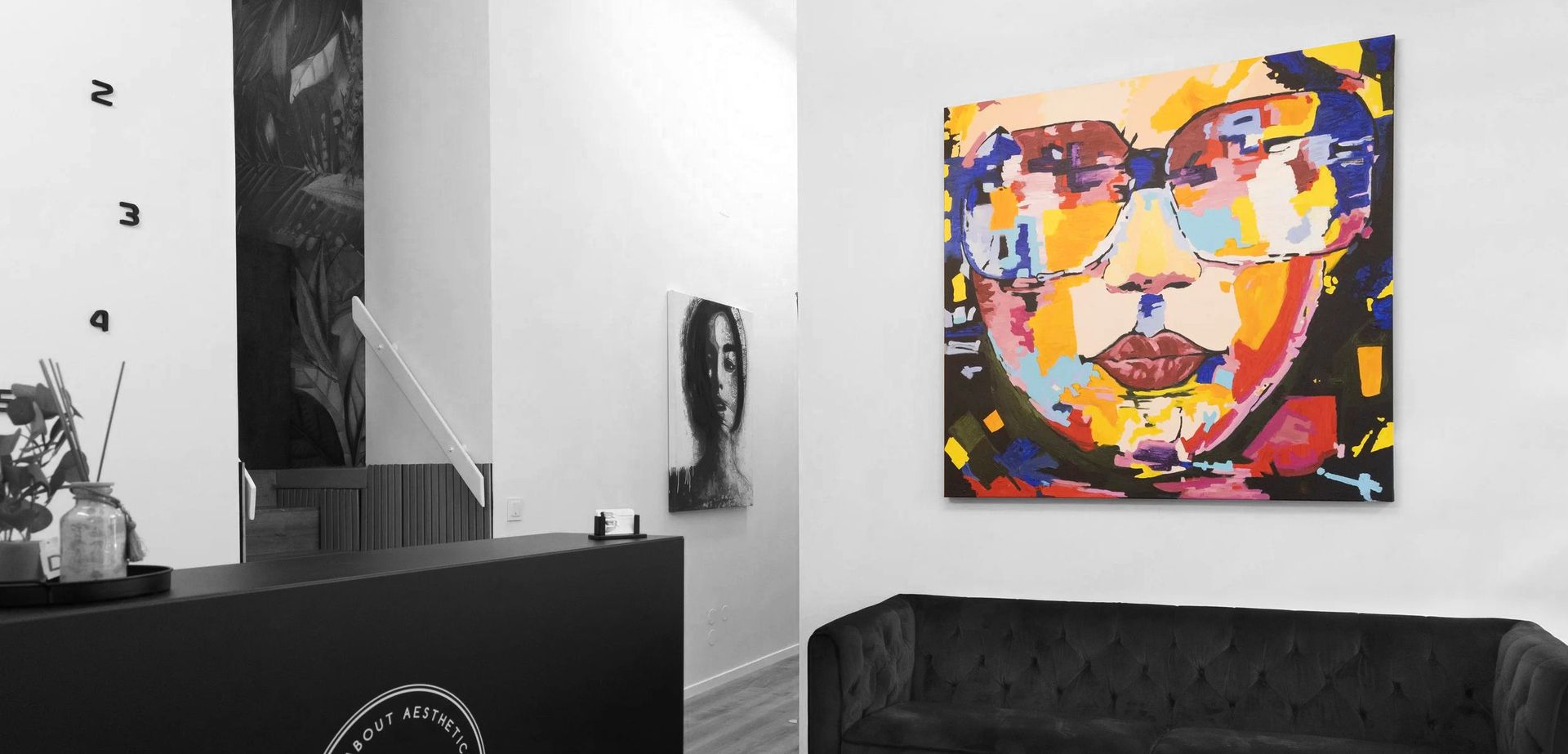 Buntes Kunstporträt an einer Wand in unserem Kosmetikstudio