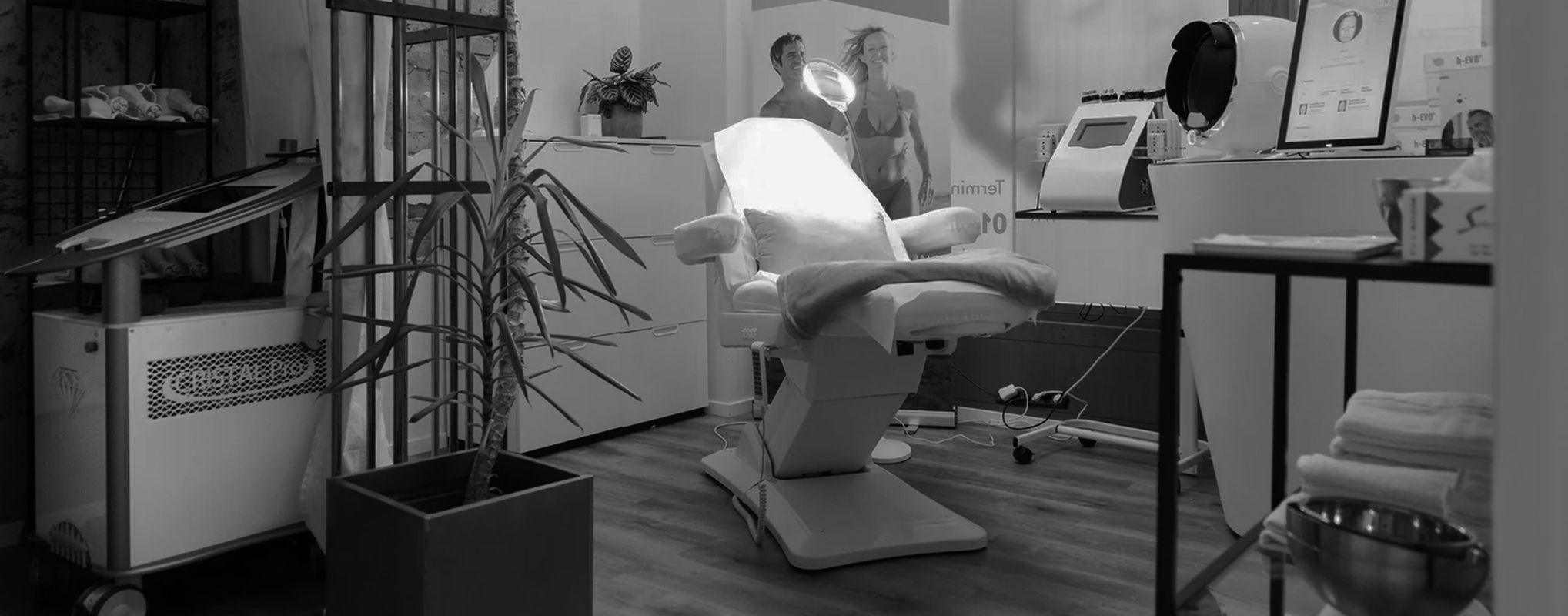 Behandlungsraum eines Kosmetikstudios mit Liegestuhl und Geräten